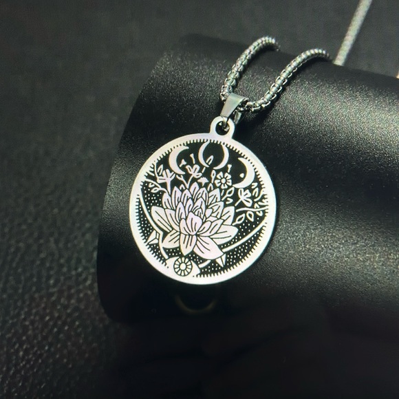 Lotus moon necklace - Picture 1 of 4